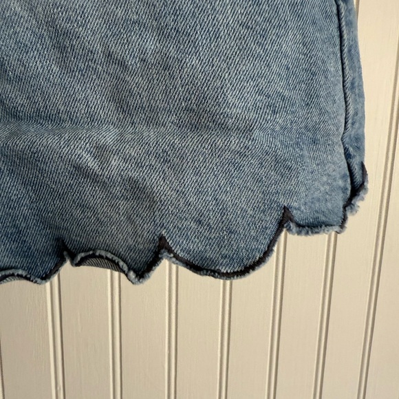 Kut from the Kloth Scalloped Jean Shorts Size 4 - Picture 4 of 4